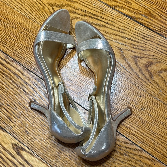 David’s Bridal Nayomi style gold glitter open toe heels. Good condition. Size 9 - Picture 6 of 10